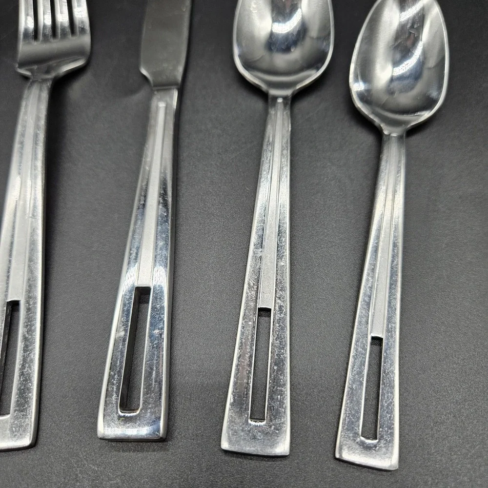 Oneida CIRCUIT 5pc Place Setting Stainless Flatware Pierced Glossy Satin Vietnam